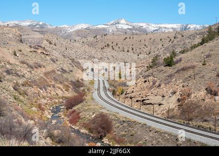 Eisenbahnschienen und Tunnel im Price River Canyon, Utah County, Utah. Stockfoto