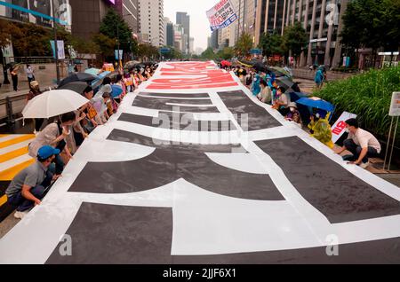 Protest gegen Präsident Yoon Suk-Yeol und die First Lady Kim Keon-Hee, 23. Juli 2022 : Menschen nehmen an einer Kundgebung gegen den südkoreanischen Präsidenten Yoon Suk-Yeol und die First Lady Kim Keon-Hee im Zentrum von Seoul, Südkorea, Teil. Die Teilnehmer forderten, eine Sonderstrafverfolgung zu organisieren, um die angeblichen Auswirkungen auf einen Börsenkurs-Manipulationsfall von First Lady Kim Keon-Hee zu untersuchen, und baten Präsident Yoon, zurückzutreten. Auf dem Plakat steht: „Yoon Suk-Yeol tritt zurück!“. Kredit: Lee Jae-won/AFLO/Alamy Live Nachrichten Stockfoto