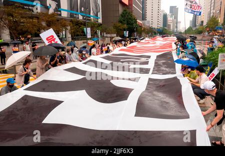 Protest gegen Präsident Yoon Suk-Yeol und die First Lady Kim Keon-Hee, 23. Juli 2022 : Menschen nehmen an einer Kundgebung gegen den südkoreanischen Präsidenten Yoon Suk-Yeol und die First Lady Kim Keon-Hee im Zentrum von Seoul, Südkorea, Teil. Die Teilnehmer forderten, eine Sonderstrafverfolgung zu organisieren, um die angeblichen Auswirkungen auf einen Börsenkurs-Manipulationsfall von First Lady Kim Keon-Hee zu untersuchen, und baten Präsident Yoon, zurückzutreten. Auf dem Plakat steht: „Yoon Suk-Yeol tritt zurück!“. Kredit: Lee Jae-won/AFLO/Alamy Live Nachrichten Stockfoto