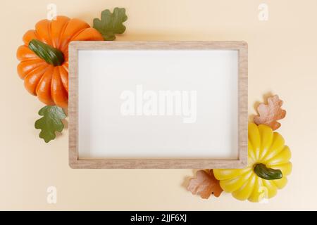 Holzrahmen gelb und orange Kürbisse mit Eichenblättern Happy Thahksgiving Vorlage 3D Render. Stockfoto