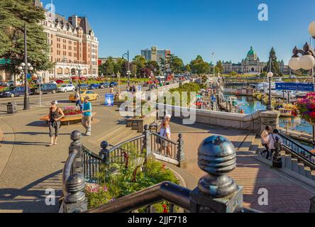 Victoria, BC, Kanada. Victoria Harbour und Parlamentsgebäude am Sommertag. Binnenhafen, beliebtes Touristenziel mit Öko-Touren, einzigartigen Geschäften Stockfoto