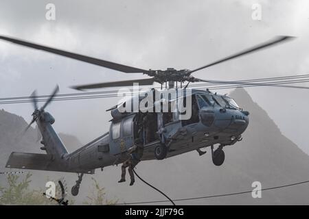 220722-N-TL141-1041 MARINE CORPS TRAINING AREA BALGES, Hawaii (22. Juli 2022) – die Spezialeinsatzkräfte der deutschen Seeverkehrsunternehmen steigen während der Übung Rim of the Pacific (RIMPAC) 2022 an einem Seil von einem MH-60 Sierra Seahawk ab. 26 Nationen, 38 Schiffe, drei U-Boote, mehr als 170 Flugzeuge und 25.000 Mitarbeiter nehmen vom 29. Juni bis zum 4. August an RIMPAC in und um die Hawaii-Inseln und Südkalifornien Teil. RIMPAC, die weltweit größte internationale maritime Übung, bietet eine einzigartige Ausbildungsmöglichkeit während der gesamten Zeit Stockfoto