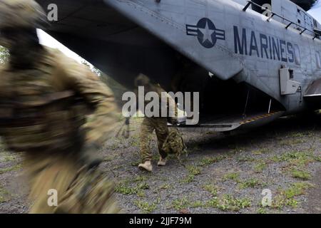 220720-M-RA094-1155 MARINE CORPS TRAINING AREA BALGES, Hawaii (20. Juli 2022) Soldaten der australischen Armee steigen während der On- und Offload-Übungen zur Unterstützung von Rim of the Pacific (RIMPAC) 2022, 20. Juli, von einem CH-53E Superhengst aus, der dem Marine Heavy Helicopter Squadron 462, Marine Air-Ground Task Force 7, zugewiesen wurde. 26 Nationen, 38 Schiffe, drei U-Boote, mehr als 170 Flugzeuge und 25.000 Mitarbeiter nehmen vom 29. Juni bis zum 4. August an der RIMPAC 2022 in und um die Hawaii-Inseln und Südkalifornien Teil. Die weltweit größte internationale maritime Übung, RIMPAC 2022 bietet eine U Stockfoto