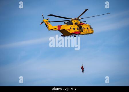 Eine kanadische Küstenwache, CH-149 Cormorant, nimmt an einer Such- und Rettungsdemonstration in der Nähe von St. John's in Neufundland, Kanada, Teil, 25. Mai 2022. Die Canadian Coast Guard ist eine spezielle operative Agentur innerhalb von Fisheries and Oceans Canada. (USA Foto der Küstenwache von Petty Officer, Klasse 1., Travis Magee) Stockfoto