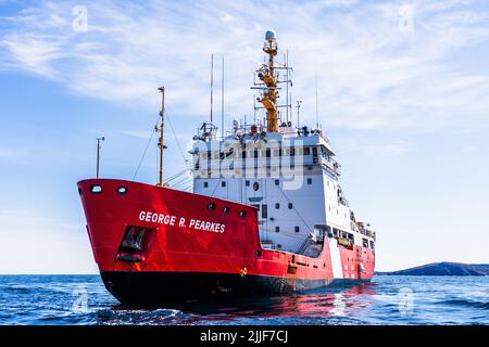 Adm. Karl Schultz, der 26. Kommandant der Küstenwache, besucht die Besatzung von CCGS George R. Pearkes in der Nähe von St. John's in Neufundland, Kanada, 25. Mai 2022. Die Canadian Coast Guard ist eine spezielle operative Agentur innerhalb von Fisheries and Oceans Canada. (USA Foto der Küstenwache von Petty Officer, Klasse 1., Travis Magee) Stockfoto