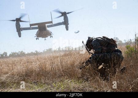 US Marine Corps Staff Sgt. Anthony T. Graham, ein Platoon-Sergeant mit 3D Bataillon, 7. Marine Regiment, Bodenkampf-Element, Marine Rotational Force-Darwin (MRF-D) 22, Zahnspange, während ein MV-22 Osprey während eines Luftangriffs während der Übung Koolendong 22 in Yampi Sound, WA, Australien, 21. Juli 2022 abhebt. Die Übung Koolendong 22 verbessert die Fähigkeit von MRF-D und der australischen Verteidigungskräfte, kombinierte und gemeinsame Operationen durchzuführen, was die gemeinsame Verpflichtung zur Bereitschaft zur Reaktion auf eine Krise oder eine Notlage in der Indo-Pazifik-Region demonstriert. (USA Marine Corps Foto von CPL. Cameron Hermanet) Stockfoto