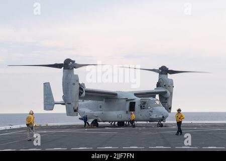 220725-N-XB010-1003 SÜDCHINESISCHES MEER (25. Juli 2022) ein MV-22B Osprey landet auf dem nach vorne eingesetzten amphibischen Transportschiff USS New Orleans' (LPD 18) Flugdeck, um Vorräte und Personal zu liefern. New Orleans, Teil der Amphibious Ready Group von Tripolis, ist zusammen mit der Marine Expeditionary Unit von 31. im Verantwortungsbereich der US-Flotte von 7. tätig, um die Interoperabilität mit Verbündeten und Partnern zu verbessern und als einsatzbereite Einsatztruppe zur Verteidigung von Frieden und Stabilität in der Indo-Pazifik-Region zu dienen. (USA Navy Foto von Mass Communication Specialist 1. Class Desmond Parks) Stockfoto