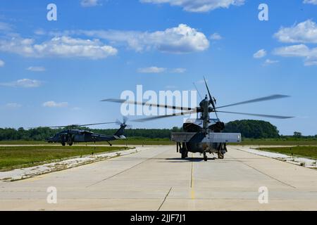 Zwei US Air Force HH-60G Pave Hawks vom 56. Rescue Generation Squadron Taxi zur Fluglinie auf dem Pápa Air Base, Ungarn, 13. Juli 2022, während der Übung Jolly Vihar. Jolly Vihar ist eine bilaterale Trainingsübung, die darauf abzielt, die Fähigkeit der US- und ungarischen Streitkräfte zur Durchführung integrierter Such- und Rettungseinsätze zu verbessern und die NATO-Boden- und Luftrettungskapazitäten zu erhöhen. (USA Air Force Foto von Tech. Sgt. Bethany La Ville) Stockfoto