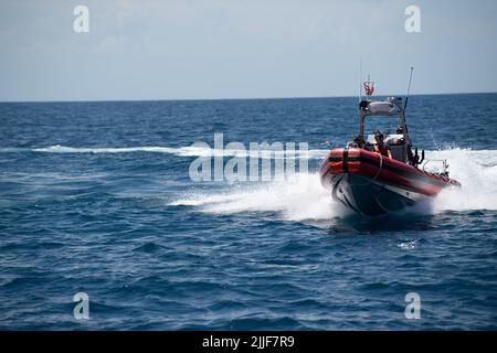 Crewmitglieder an Bord des USCGC Bear (WMEC 901) führen ein Training in einem 26 Fuß langen OTH-Kleinboot (Over the Horizon) durch, Atlantik, 13. Juli 2022. Der Bear und seine Crew sind im Einsatz, um die Organisation für die Fischerei im Nordatlantik zu unterstützen, illegale Fischerei abzuschrecken und gemeinsam mit den Partnerländern das Bewusstsein für den maritimen Bereich zu schärfen. (USA Foto der Küstenwache von Petty Officer, Klasse 3., Matthew Abban) Stockfoto