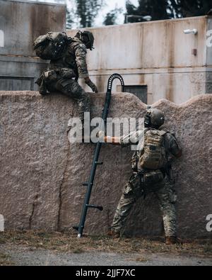 220722-A-LY216-1002 BLASEBALG-LUFTWAFFENSTATION, Hawaii (22. Juli 2022) während der Ausbildung für Rim of the Pacific (RIMPAC) 2022 infiltrieren Spezialeinheiten der US-Armee und multinationale Partner ein Gelände. 26 Nationen, 38 Schiffe, drei U-Boote, mehr als 170 Flugzeuge und 25.000 Mitarbeiter nehmen vom 29. Juni bis zum 4. August an RIMPAC in und um die Hawaii-Inseln und Südkalifornien Teil. RIMPAC, die weltweit größte internationale maritime Übung, bietet eine einzigartige Ausbildungsmöglichkeit und fördert und pflegt kooperative Beziehungen zwischen Teilnehmern, die für en von entscheidender Bedeutung sind Stockfoto