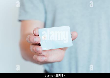 Sicherer Einkauf Kreditkarte Kasse Mann hält Stockfoto