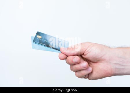 Sicheres Einkaufen mit Kreditkarte Geld Mann hält Stockfoto