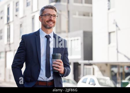 Die Zukunft ist heller als die Vergangenheit. Ein reifer Geschäftsmann trinkt einen Kaffee in der Stadt. Stockfoto