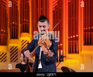 Krakau, Polen - 4. Juli 2022: Adam Baldych Quartett und Paolo Fresu live auf der Bühne der Krakauer Philharmonie beim Summer Jazz Festival in Krakau, Polen Stockfoto