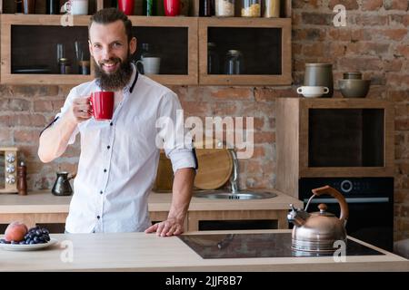 Guten Morgen trinken Gewohnheit Mann Tasse Küche Stockfoto