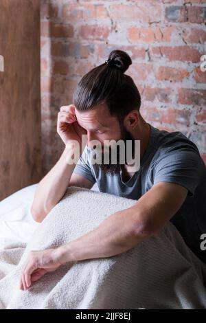 montagmorgen schläfriger Mann Bett müde schläfrig Stockfoto