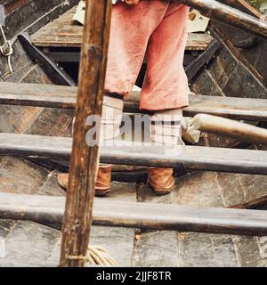 Mittelalterliches Holzschiff auf Rudern. Rekonstruktion der Ereignisse des Mittelalters in Europa. Stockfoto