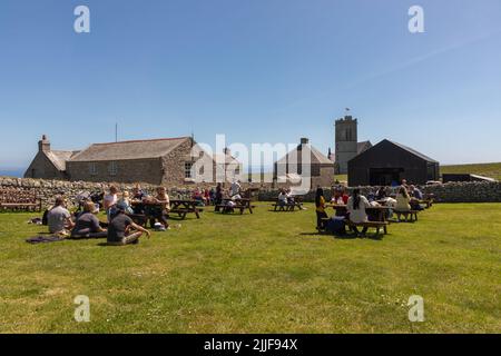 Besucher, die an einem schönen Tag auf Lundy Island, Großbritannien, ein Picknick machen Stockfoto