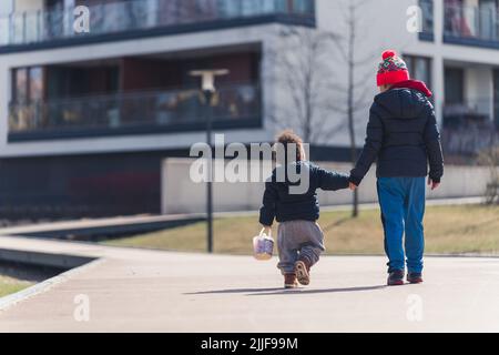 Zwei Jungen, die in der Wohngegend spazieren. Hochwertige Fotos Stockfoto