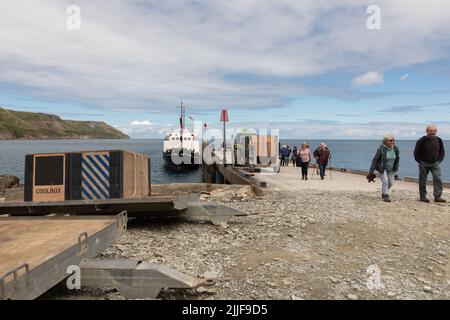 Besucher, die vom Boot in Lundy Harbour, Devon, Großbritannien, laufen Stockfoto