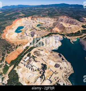 Quadratische Drohnenaufnahme einer offenen Mine in Griechenland. Auswirkungen auf die Natur Konzept. Hochwertige Fotos Stockfoto