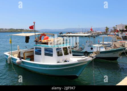 CESME,IZMIR,TÜRKEI-MAI 20:Fischerboote dockten am Hafen von Cesme.Mai 20,2022 in Cesme,Türkei Stockfoto