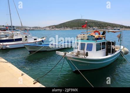 CESME,IZMIR,TÜRKEI-MAI 20:Fischerboote dockten am Hafen von Cesme.Mai 20,2022 in Cesme,Türkei Stockfoto