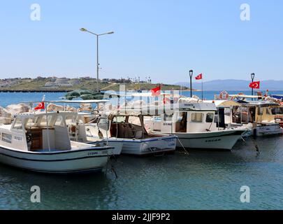 CESME,IZMIR,TÜRKEI-MAI 20:Fischerboote dockten am Hafen von Cesme.Mai 20,2022 in Cesme,Türkei Stockfoto