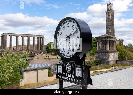 Calton Hill Edinburgh, Silent Agitator Zeit zum Organisieren auf Ausstellung, Nelson Monument und das National Monument of Scotland hinter, Großbritannien, Europa Stockfoto