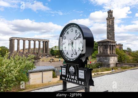 Calton Hill Edinburgh, Silent Agitator Zeit zum Organisieren auf Ausstellung, Nelson Monument und das National Monument of Scotland hinter, Großbritannien, Europa Stockfoto