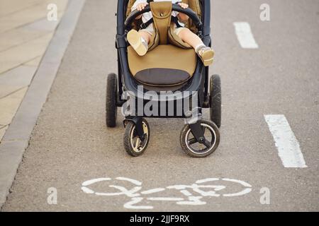 Happy Kleinkind Baby Junge reitet auf einer Schaukel. Lächelndes Kind schwingt auf dem Spielplatz, Kind im Alter von einem Jahr Stockfoto