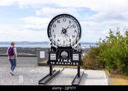 Edinburgh Calton Hill Zeit, um Kunstwerke zu organisieren The Silent Agitator von Ruth Ewan in Edinburgh zu sehen, Model veröffentlichte Lady Woman, Edinburgh, Schottland Stockfoto