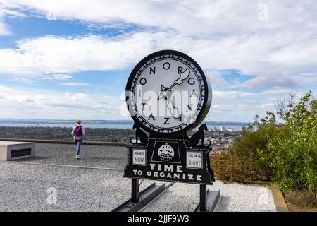 Edinburgh Calton Hill Zeit, um Kunstwerke zu organisieren The Silent Agitator von Ruth Ewan in Edinburgh zu sehen, Model veröffentlichte Lady Woman, Edinburgh, Schottland Stockfoto