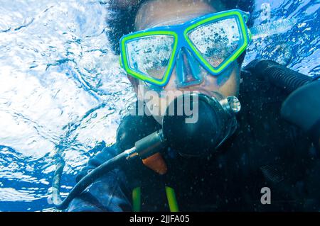 Taucher Mann mit Maske und Unterwasser-Neoprenanzug machen Selfies Foto Sommer Freizeit Urlaubsszene Stockfoto
