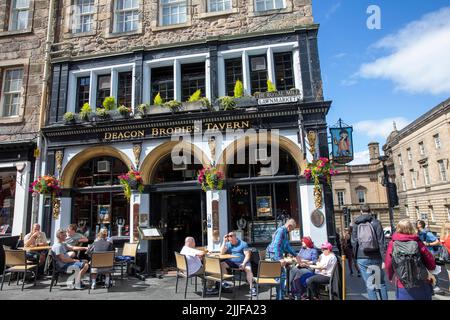 Deacon Brodie's Taverne auf dem lawnmarket Royal Mile Edinburgh, benannt nach William Brodie, einem Ratsmitglied, Schlosser und Hausbrecher aus dem 18.. Jahrhundert, Edinburgh Stockfoto