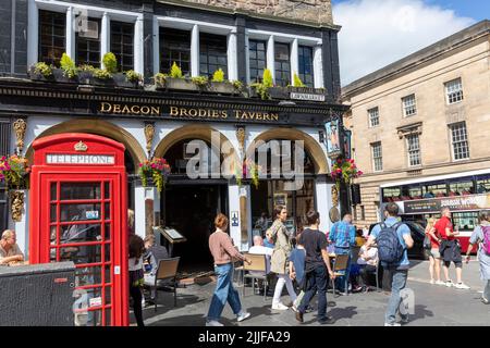 Deacon Brodies Taverne auf dem lawnmarket Royal Mile Edinburgh, benannt nach William Brodie, einem Ratsmitglied, Schlosser und Hausbrecher aus dem 18.. Jahrhundert, Edinburgh Stockfoto