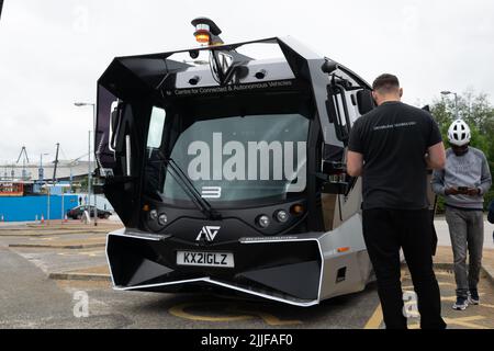 Autoshuttle-Probefahrt mit Aurrigo auf dem Etihad Campus. Fahrerloser Bus mit Text Center für vernetzte und autonome Fahrzeuge. Stockfoto