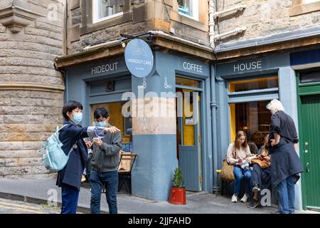 Verstecktes Café-Café im oberen Bug, Leute warten auf Kaffee, Gesichtsmasken wegen Covid 19, Edinburgh Altstadt, Schottland, UK Sommer 2022 Stockfoto