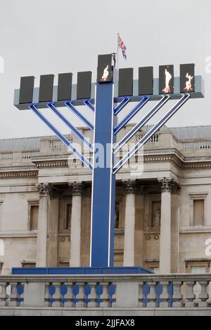 London, Großbritannien - 06. Dezember 2020: Riesige Menorah auf dem Trafalgar Square zur Feier von Chanukah Stockfoto