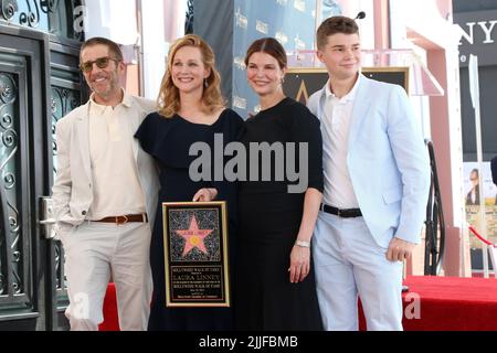 Los Angeles, USA. 25.. Juli 2022. LOS ANGELES - JUL 25: Leland Orser, Laura Linney, Jeanne Trippehorn, August Trippehorn Orser bei der Laura Linney Star Ceremony auf dem Hollywood Walk of Fame am 25. Juli 2022 in Los Angeles, CA (Foto von Katrina Jordan/Sipa USA) Credit: SIPA USA/Alamy Live News Stockfoto