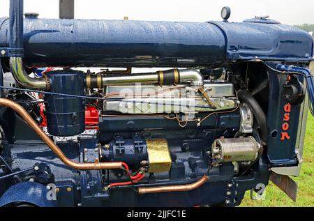 Die Regentropfen laufen auf der Royal Lancashire Agricultural Show 2022 von einem feuchten, aber glänzenden Vintage Fordson Major Traktormotor ab. Stockfoto