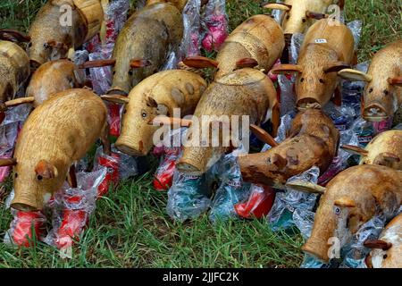 Holzpiggies mit Gummistiefeln, die in Kunststoff eingewickelt sind, um die Feuchtigkeit und den Regen auf der Royal Lancashire Agricultural Show 2022 abzuhalten Stockfoto