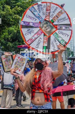 Quezon City, Philippinen. 25.. Juli 2022. Die erste Rede des philippinischen Präsidenten Ferdinand 'Bongbong' Marcos Jr. zum Staat der Nationen wurde durch einen Protest der militanten Gruppen eingeleitet. (Foto: Edd Castro/Pacific Press/Sipa USA) Quelle: SIPA USA/Alamy Live News Stockfoto