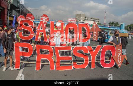 Quezon City, Philippinen. 25.. Juli 2022. Die erste Rede des philippinischen Präsidenten Ferdinand 'Bongbong' Marcos Jr. zum Staat der Nationen wurde durch einen Protest der militanten Gruppen eingeleitet. (Foto: Edd Castro/Pacific Press/Sipa USA) Quelle: SIPA USA/Alamy Live News Stockfoto