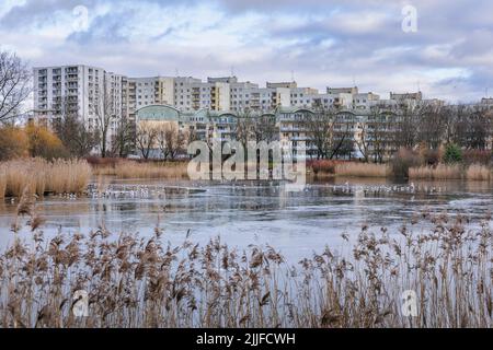 Tongrubenteich im Szczesliwicki Park im Stadtteil Ochota in Warschau, der Hauptstadt Polens Stockfoto
