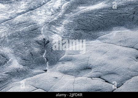 Sie sagen, dass die Schlammvulkane jedes Mal anders aussehen. Die sich ständig ändernde, scheinbar bizarre Landform lässt viele Science-Fiction-Filme realer erscheinen. Stockfoto