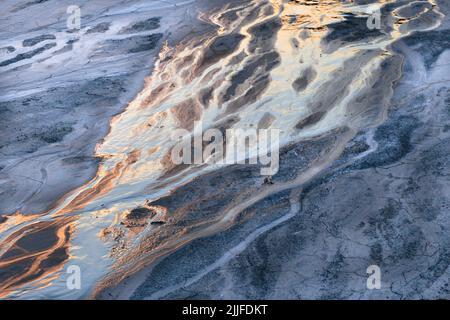 Sie sagen, dass die Schlammvulkane jedes Mal anders aussehen. Die sich ständig ändernde, scheinbar bizarre Landform lässt viele Science-Fiction-Filme realer erscheinen. Stockfoto