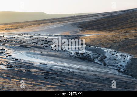 Sie sagen, dass die Schlammvulkane jedes Mal anders aussehen. Die sich ständig ändernde, scheinbar bizarre Landform lässt viele Science-Fiction-Filme realer erscheinen. Stockfoto