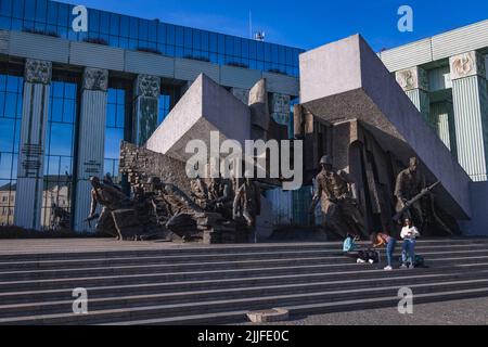 Denkmal des Warschauer Aufstands, das dem Warschauer Aufstand von 1944 vor dem Obersten Gerichtshof Polens in Warschau, der Hauptstadt Polens, gewidmet ist Stockfoto