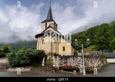 Romanische Kirche Saint-Jacques aus dem 12.. Jahrhundert, Stadt Oô, Region von Bagnères-de-Luchon, Gebirge der Pyrenäen, Frankreich Stockfoto